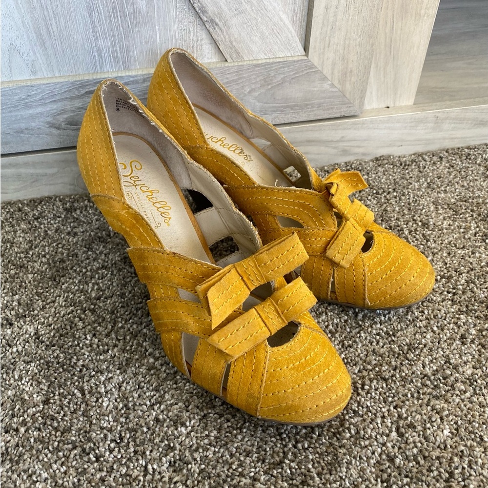 Seychelles Mustard colored heels pumps platforms 8
